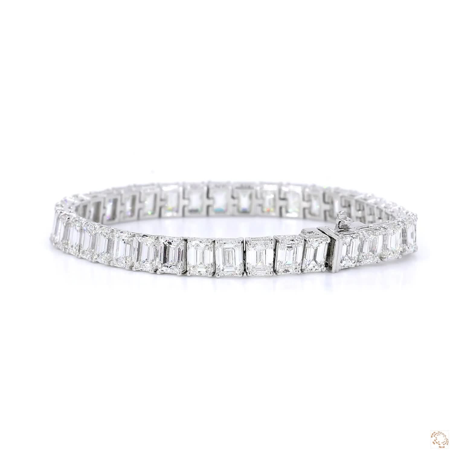 Platinium Emerald Diamond Tennis Bracelet (19.81 ct tw.)